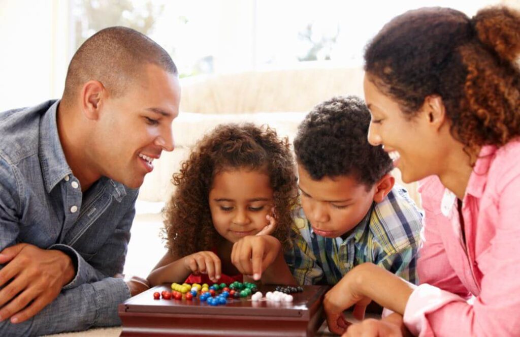 familia-divirtiendose-juegos-de-mesa